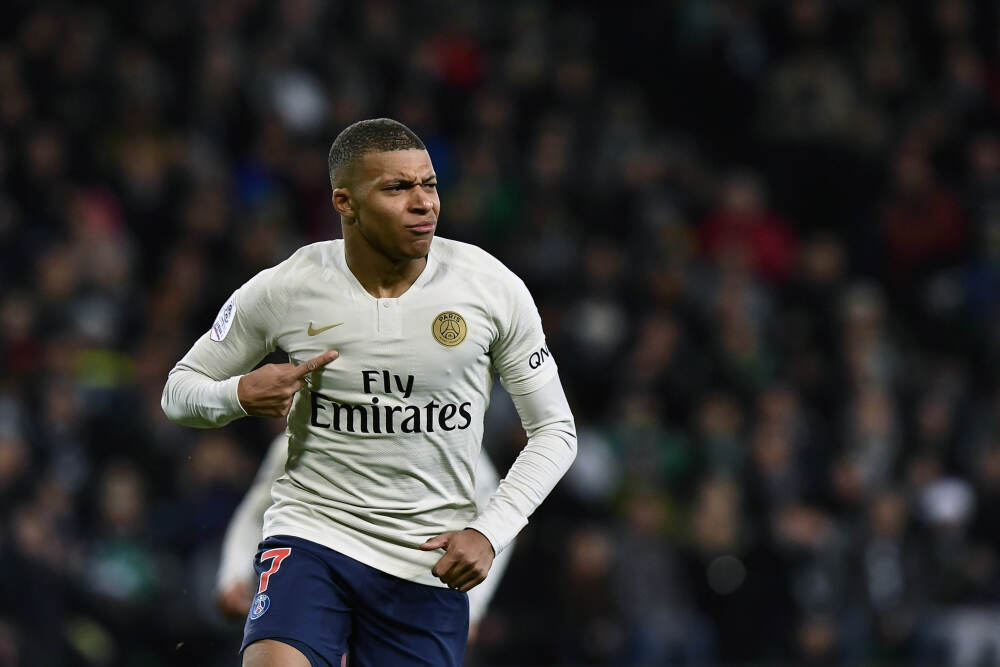 维伦纽夫称汉密尔顿凭借梅赛德斯轻松夺冠，任何人都有机会赢但他却认为自己无人能敌，进入法拉利后面临真正挑战需要重新找回斗志